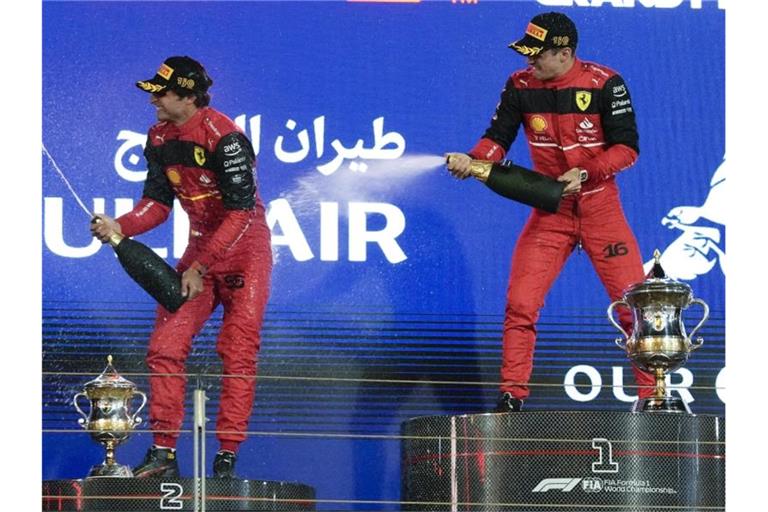 Haben Bahrain-Sieger Charles Leclerc (r) und sein Ferrari-Teamkollege Carlos Sainz auch in Saudi-Arabien Grund zum Feiern?. Foto: Hassan Ammar/AP/dpa