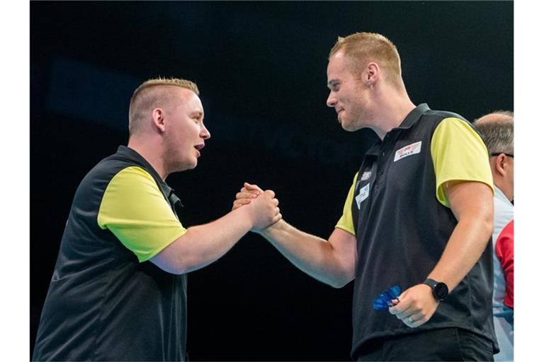 Haben bei der Darts-Team-WM nun Belgien vor der Brust: Martin Schindler (l) und Max Hopp. Foto: Daniel Bockwoldt