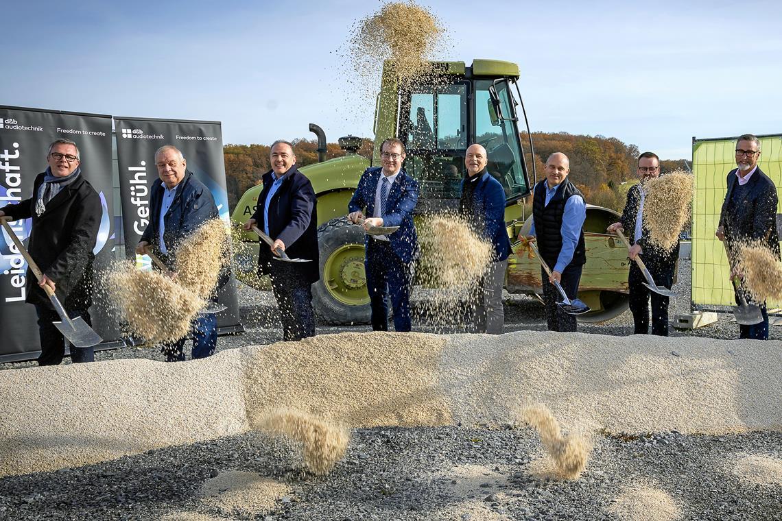 Haben beim offiziellen Spatenstich allen Grund zur Freude (von links): Alexander Zipf, Reiner Gauger, Stefan Setzer, Maximilian Friedrich, Amnon Harman, Dirk Veeser, Florian Bolzinger und Jens Nilsson.Foto: Alexander Becher