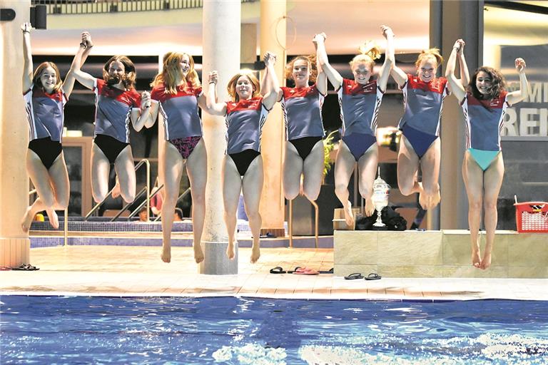 Haben den Sprung in die Zweite Bundesliga geschafft: Die Schwimmerinnen der TSG Backnang. Laura Manolaras, Cara Möhle, Emma Schmiedefeld, Sara Mauthe, Sira Schelzel, Jule Sittart, Chiara Vetter und Dilara Gül (von links) freuen sich auf die neue Herausforderung. Foto: T. Sellmaier