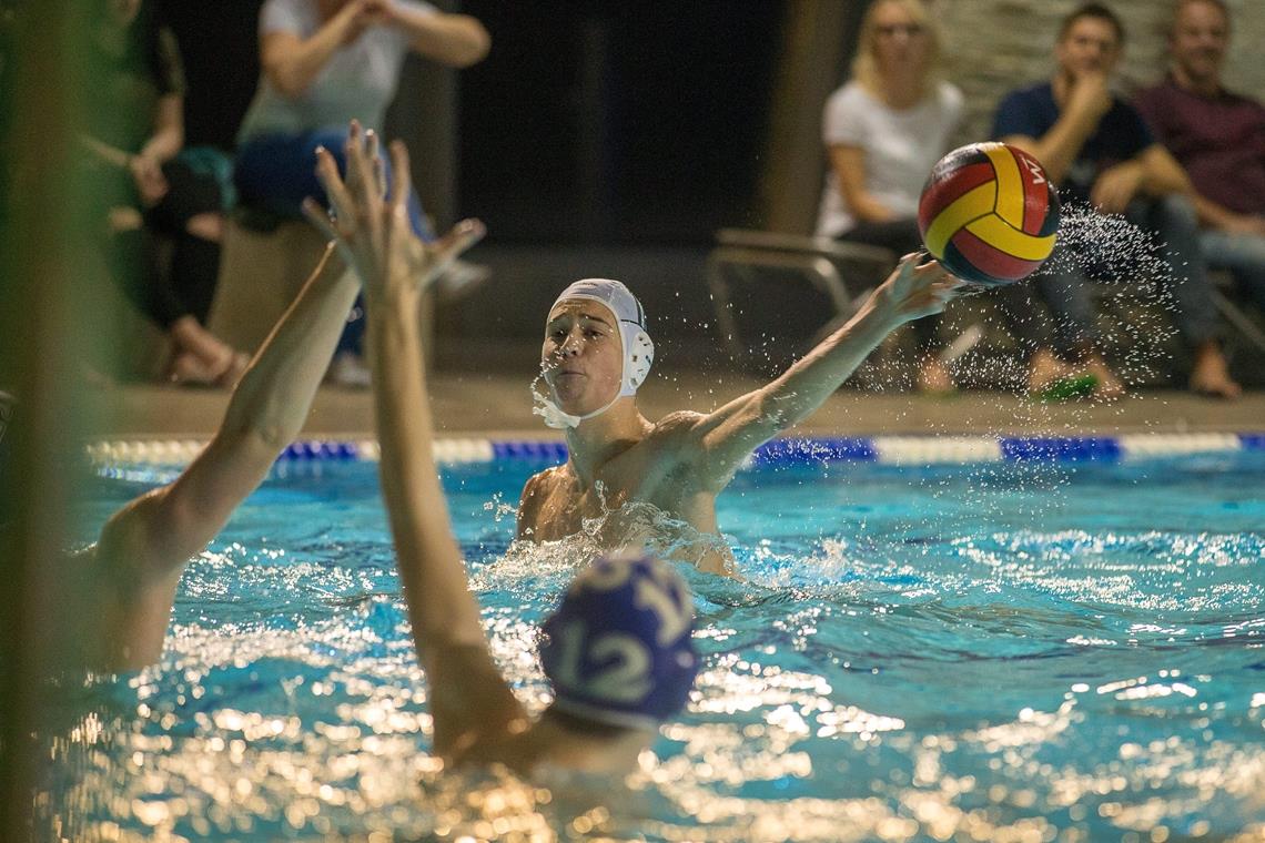 Mit drei Neuen auf einen der ersten zwei Plätze Haben den Verbandsliga-Aufstieg im Hinterkopf: Die Wasserballer um Pierre Rannert. Foto: A. Becher