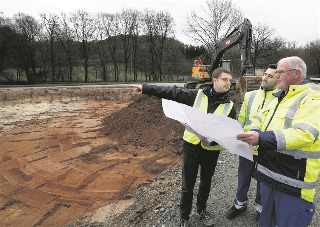 Haben die Baustelle in Neuschöntal im Blick (von links): AWRM-Technikleiter Lutz Bühle, Projektleiter Daniel Arana und Anlagenleiter Albrecht Schick.