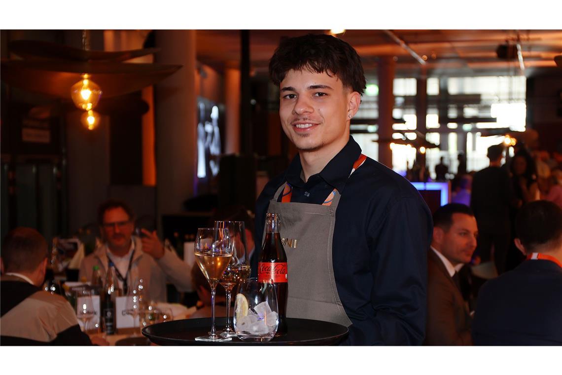 Haben die Zuschauer einmal im VIP-Bereich Platz genommen, kümmert sich David Sikiric um ihre Bewirtung. Der Student arbeitet außerhalb seiner Vorlesungszeit als Service-Kraft. Während des Turniers serviert er Getränke, räumt Tische ab und kümmert sich auch um spezielle  Wünsche der  Gäste. Häufig besucht der 21-Jährige morgens die Vorlesung, um am Nachmittag  seine Spätschicht in der Gastronomie zu starten. Das mache es ihm nicht immer leicht, sagt er. Trotzdem findet David Sikiric Gefallen an seinem Job.   Gefreut hat er sich über den  direkten Kontakt mit einigen Ex-Fußballern und Funktionären des VfB Stuttgart – und seiner kroatischen Landsfrau Donna Vekic.