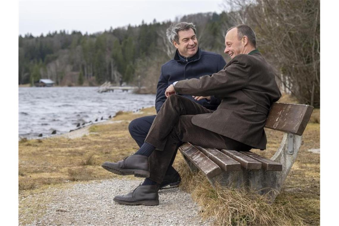 ARD-„Deutschlandtrend“: Union zieht deutlich an SPD vorbei Haben laut einer Umfrage die Nase vorn: CSU-Chef Markus Söder (l) und CDU-Chef Friedrich Merz. Foto: Peter Kneffel/dpa