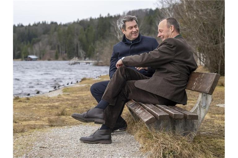 Haben laut einer Umfrage die Nase vorn: CSU-Chef Markus Söder (l) und CDU-Chef Friedrich Merz. Foto: Peter Kneffel/dpa