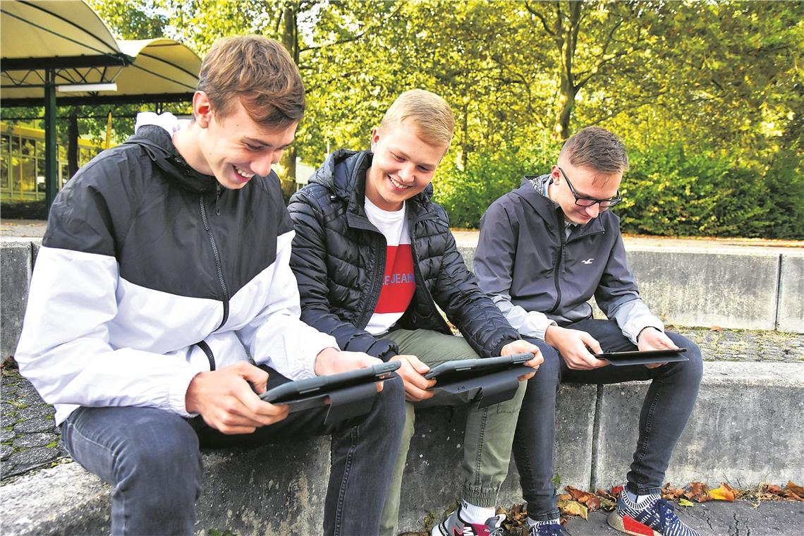 Ein langer Weg bis zum WLAN-Ausbau Haben maßgeblich dazu beigetragen, dass der WLAN-Wunsch der Jugendlichen umgesetzt wird, obwohl sie nun gar nicht mehr in den Genuss der Nutzung kommen: Die ehemaligen Bize-Schüler Lukas Andres, Lars Kugler und Justin Mayer (von links). Fotos: T. Sellmaier