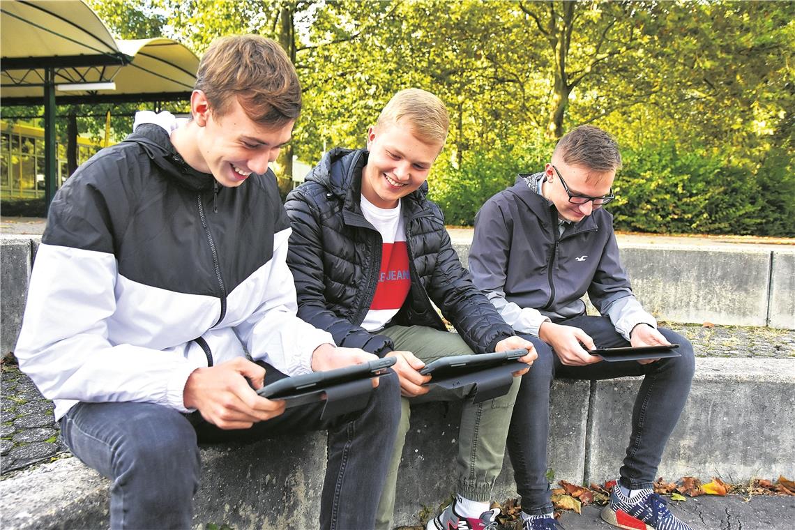 Haben maßgeblich dazu beigetragen, dass der WLAN-Wunsch der Jugendlichen umgesetzt wird, obwohl sie nun gar nicht mehr in den Genuss der Nutzung kommen: Die ehemaligen Bize-Schüler Lukas Andres, Lars Kugler und Justin Mayer (von links). Fotos: T. Sellmaier