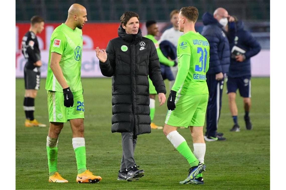 Hoch statt Krise: VfL Wolfsburg nimmt Kurs auf Königsklasse Haben mit Wolfsburg die Königsklasse im Blick: Trainer Oliver Glasner mit Yannick Gerhardt (r) und John Brooks. Foto: Swen Pförtner/dpa