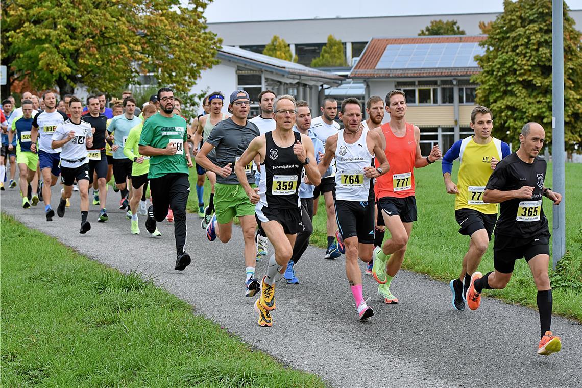 Letzter Aufgalopp beim Laufcup 2023 in Neuhütten Haben nur noch eine Runde vor sich: Die Teilnehmer der Viererlaufserie durch den Schwäbischen Wald, bei der das Rennen in Wüstenrot den Abschluss bildet. Foto: Tobias Sellmaier