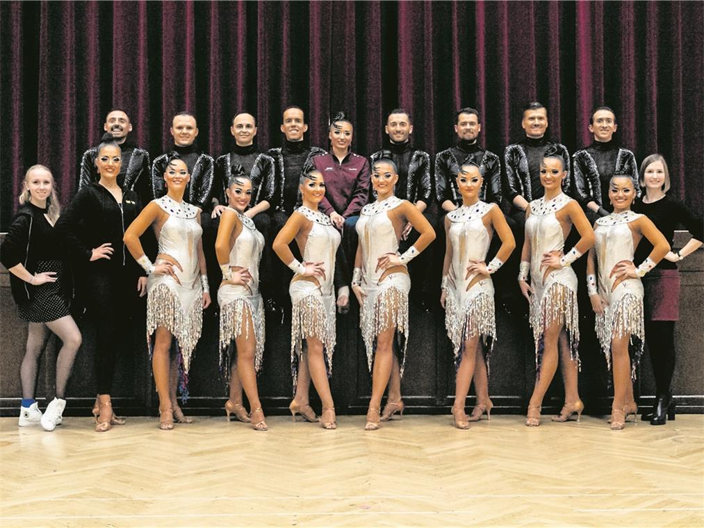 Backnang nimmt großes Finale ins Visier Haben Platz fünf fest im Blick (hinten von links): Armin Schäfer, Sascha Kusch, Ralf Bläsing, Martin Köpler, Vanessa Lehnhart, Christian Bäuerle, Jona Hofer, Patryk Stosik und Kai Obermeier sowie (vorne) Louisa Stoll, Vanessa Kohr, Lisa Stegmaier, Noemi Sapone, Sarina Bernhardt, Nadja Rodriguez, Saskia Forster, Tabea Böckheler, Lucia Eckstein und Kim Gattinger.Foto: H. Bläsing