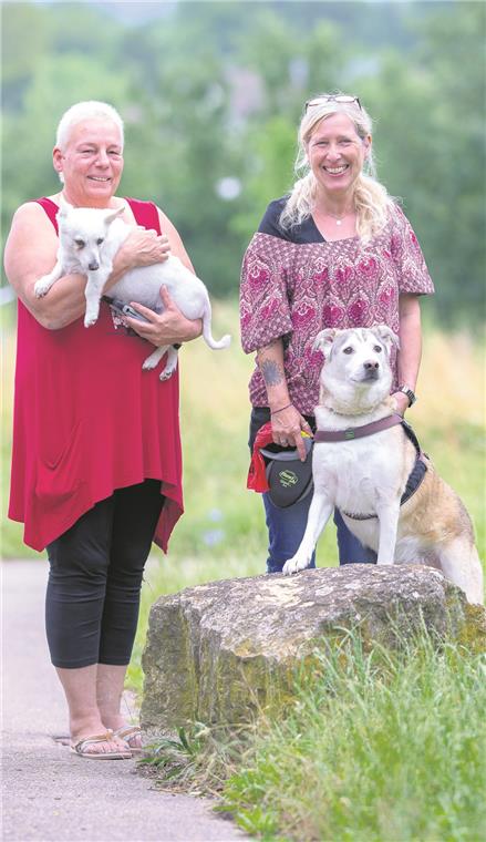 Sybille Impagliatelli hat ein großes Herz
für alle Tiere Haben schon ihre Hunde vor dem sicheren Tod gerettet: Sybille Impagliatelli mit Nana aus Allmersbach im Tal (links) und Petra Hiller-Goerzen mit Stan aus Althütte. Foto: A. Becher