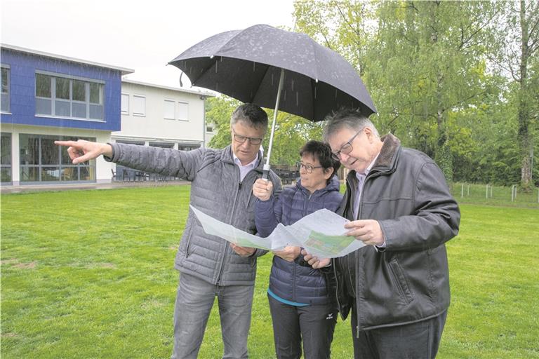 Haben schon recht klare Vorstellungen davon, wie es auf dem Hagenbachgelände in wenigen Jahren aussehen soll: Der TSG-Vorsitzende Rainer Mögle sowie seine beiden Stellvertreter Claudia Krimmer und Wolfgang Richter (von links).Foto: A. Becher
