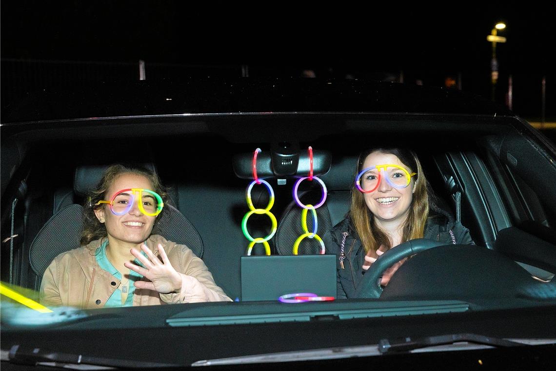 Haben sichtlich Spaß beim Füenf-Konzert: Besucherinnen im Auto auf dem Etzwiesenparkplatz.