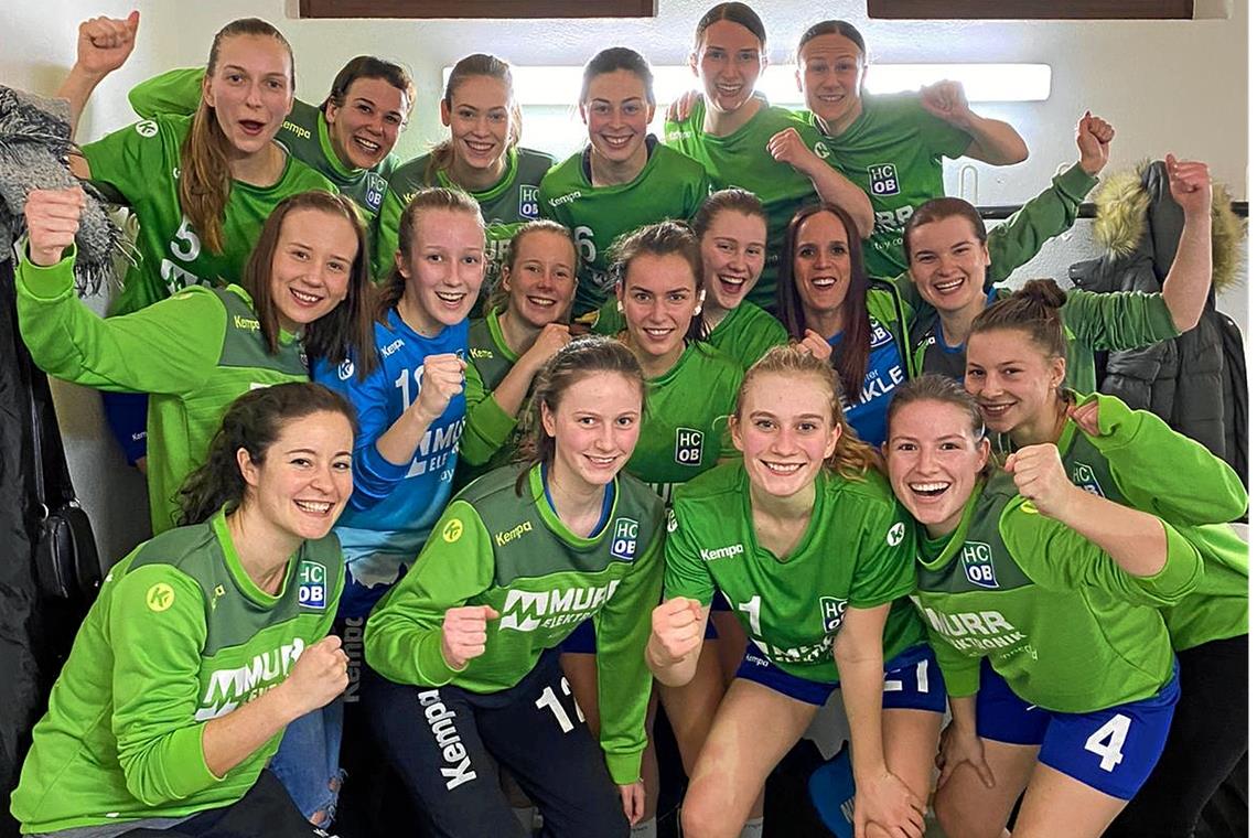 HCOB-Frauen schaffen den Durchmarsch Haben viel Grund zum Jubeln (hinten von links): Denise Schaber, Spielertrainerin Judit Lukács, Anna Hug, Anna-Marie Grün, Melanie Mundinger und Reka Katona-Lukács. Mitte: Viktória Lukács, Paula Heitzler, Anna Rosenke, Male Schütz, Carina Fischer, Betreuerin Ronja Braun und Physiotherapeutin Yasmin Kauffmann. Vorne: Larissa Ziegler, Michelle Hoffrichter, Lea Soffel, Dorothea Csauth und Laila Handrick. Zur erfolgreichen Mannschaft gehören außerdem Luisa Niederdörfer und Tamina Ellenrieder. Foto: A. Hornauer