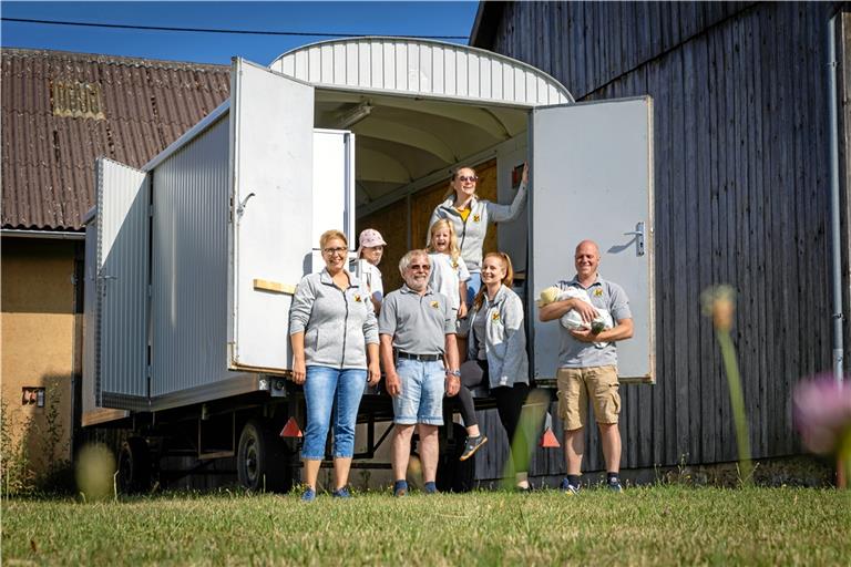 Haben viel Herzblut in den Ausbau des Bewirtungswagens gesteckt, damit Vereine eine unkomplizierte Möglichkeit bekommen, Gäste zu bewirten (von links): Verena Laaber, Mayla, Martin Rokos, Marlene, Eva Pfeil, Liesa Rokos, Simon Pfeil mit Baby Hannes. Foto: Alexander Becher