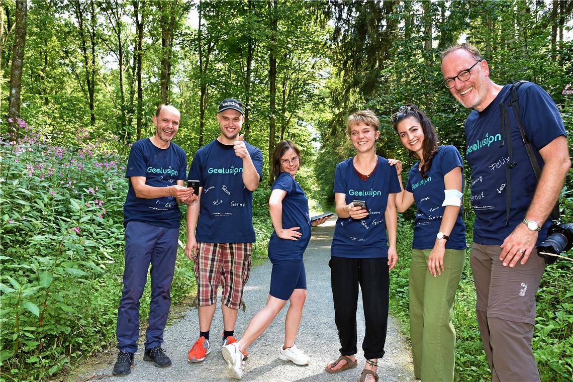 Haben viel Spaß bei der Eröffnung des neuen Trails (von links nach rechts): SPD-Landtagsabgeordneter und „Geolusion“-Schirmherr Gernot Gruber, Felix Walter und Samara Wildermuth (beide Vorstandsmitglieder bei Via Backnang), Lea Hörmann und Fatma Dede (beide Praktikantinnen beim Verein Kubus) sowie Thomas Wildermuth (Vorsitzender von Via Backnang). Foto: T. Sellmaier