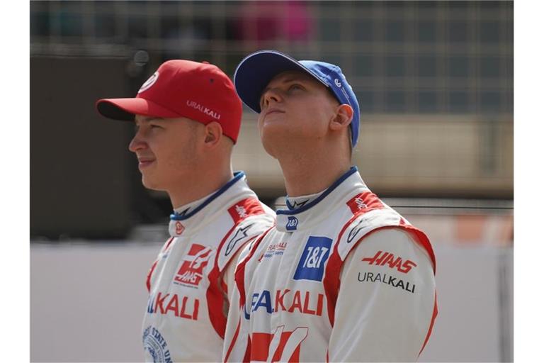 Haben von ihrem Haas-Teamchef eine klare Vorgabe für den Formel-1-Saisonauftakt: Mick Schumacher (r) und Nikita Mazepin. Foto: Hasan Bratic/dpa