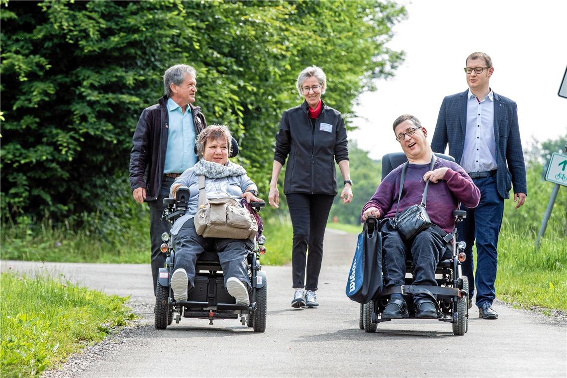 Neue Tour für mobilitätseingeschränkte Menschen in Allmersbach im Tal Haben vor zwei Jahren bereits als inklusive Wanderbotschafter Touren in Berglen vorgestellt (von links): Bernhard Drixler, Ines Vorberg, Andrea Bofinger, Simon Maier und Maximilian Friedrich als damaliger Bürgermeister. Foto: Benjamin Beytekin