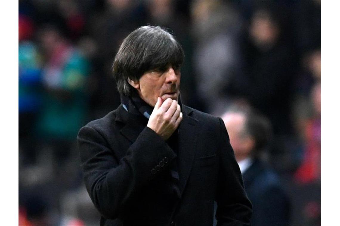 Mit Gnabry-Gala zu Platz eins - Kantersieg gegen Nordirland Haderte nur kurz mit seinem Team: Bundestrainer Joachim Löw. Foto: Tom Weller/dpa