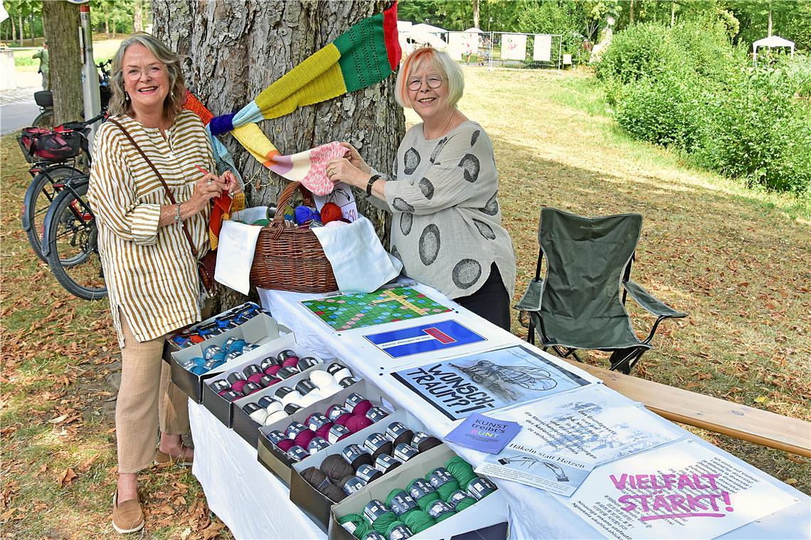 Häkeln statt Hetzen. Jutta Schmid (links) und Jutta Bähre machen sich mit dem Projekt stark für Vielfalt, Demokratie und gegen rechte Hetze. Bei dem Projekt wird ein langes Band der Vielfalt und Demokratie gehäkelt und um einen Baum gewickelt. Fotos: Tobias Sellmaier