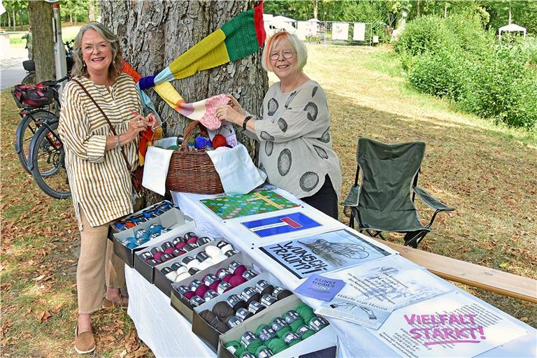 Häkeln statt Hetzen. Jutta Schmid (links) und Jutta Bähre machen sich mit dem Projekt stark für Vielfalt, Demokratie und gegen rechte Hetze. Bei dem Projekt wird ein langes Band der Vielfalt und Demokratie gehäkelt und um einen Baum gewickelt. Fotos: Tobias Sellmaier