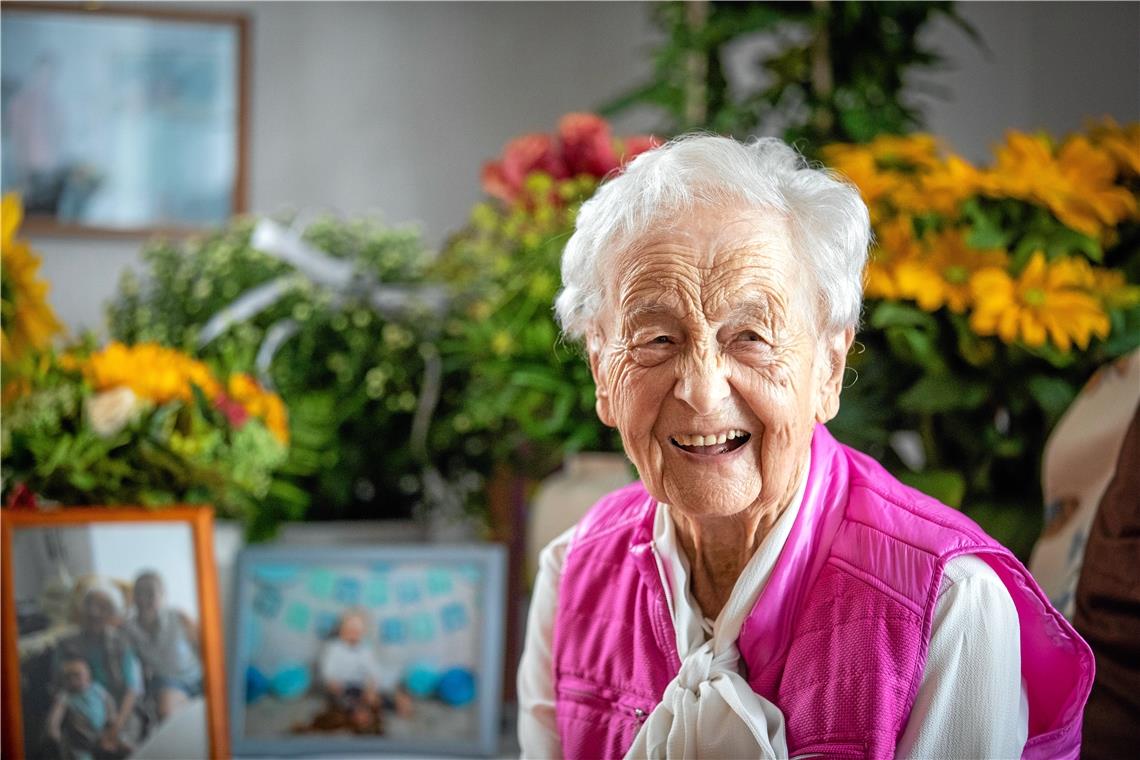 Häkeln, stricken, nähen und Bastelarbeiten aller Art gehören zu den großen Leidenschaften von Annemarie Schwaderer. Foto: A. Becher