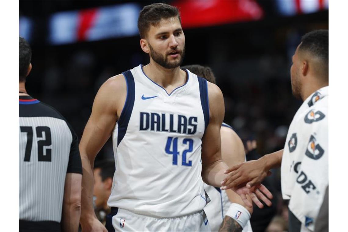 Hält die Pläne zur Fortführung der NBA-Saison für zumutbar: Maxi Kleber (M) von den Dallas Mavericks. Foto: David Zalubowski/AP/dpa