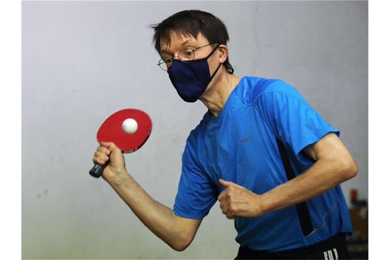 Hält sich mit Tischtennisspielen fit: SPD-Gesundheitsexperte Karl Lauterbach. Foto: Oliver Berg/dpa