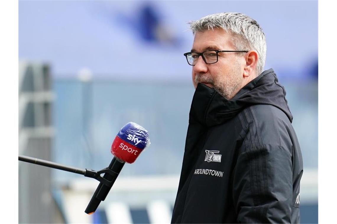 Hält sich vor dem Spiel gegen Hertha mit Sprüchen zurück: Urs Fischer, Trainer vom 1. FC Union Berlin. Foto: Uwe Anspach/dpa