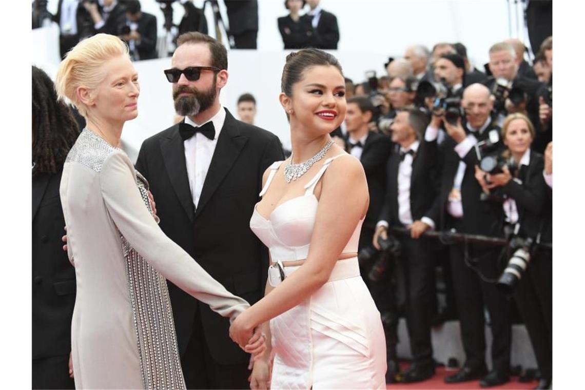 Filmfest Cannes startet mit Zombies und Zoff Händchen haltend auf dem roten Teppich: Tilda Swinton und Selena Gomez. Foto: Arthur Mola/Invision