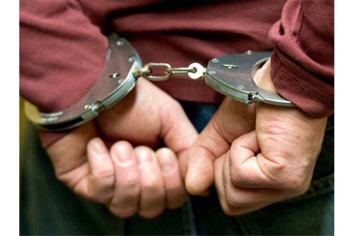 24-Jähriger nach Attacke mit Glasscherbe in Haft Hände in Handschellen. Foto: Sven Hoppe/Archivbild