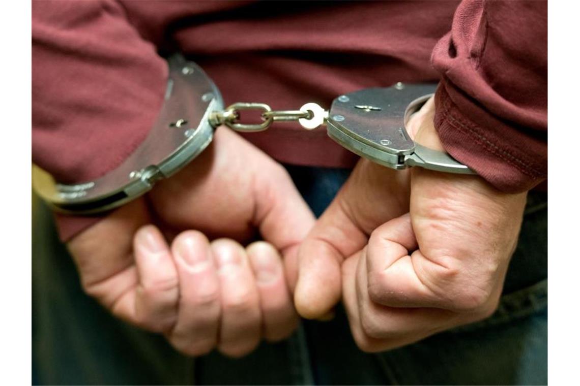 Ehemaliger Manager der Geno Wohnbaugenossenschaft in Haft Hände in Handschellen. Foto: Sven Hoppe/dpa/Symbolbild