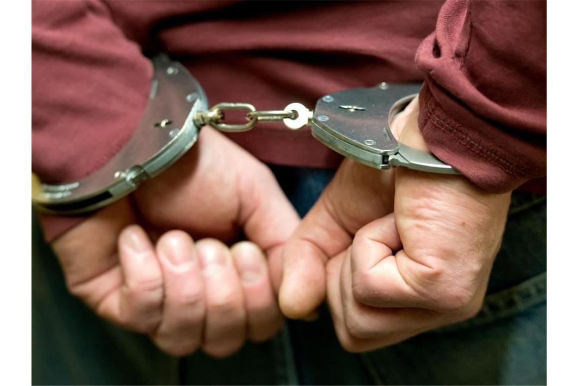 Mutmaßliche Drogenhändler in Stuttgart verhaftet Hände in Handschellen. Foto: Sven Hoppe/dpa/Symbolbild