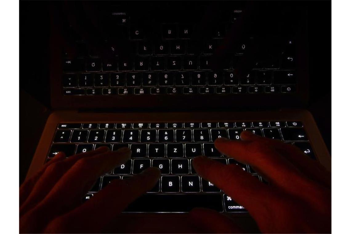 Land will mit mehr Personal gegen Hetzer im Netz vorgehen Hände liegen auf der leuchtenden Tastatur eines Laptops. Foto: Karl-Josef Hildenbrand/dpa/Illustration