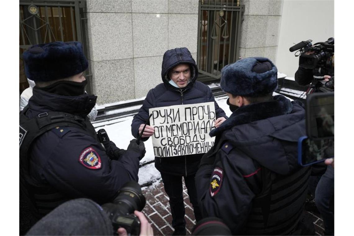 „Hände weg von Memorial, Freiheit für politische Gefangene“: Ein Demonstrant vor dem Obersten Gerichtshof in Moskau. Foto: Pavel Golovkin/AP/dpa