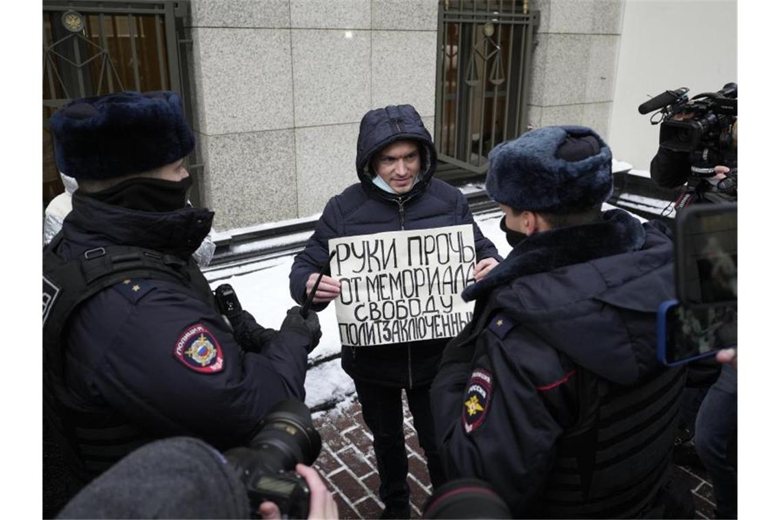 Russische Menschenrechtsorganisation Memorial aufgelöst „Hände weg von Memorial, Freiheit für politische Gefangene“: Ein Demonstrant vor dem Obersten Gerichtshof in Moskau. Foto: Pavel Golovkin/AP/dpa