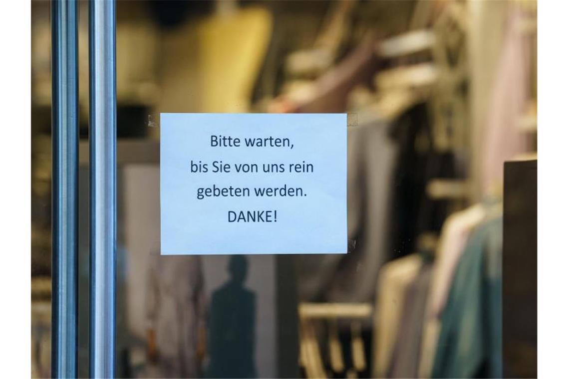 Mittelstand und Handel fordern pragmatischen Coronakurs Händler bieten während der Pandemie unter anderem Terminshopping an. Foto: Andreas Arnold/dpa/Symbolfoto