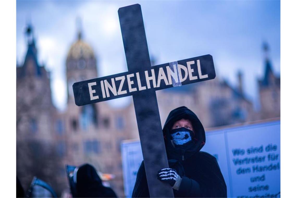 Handel warnt vor Verlust von bis zu 120.000 Geschäften Händler, Gastronomen und Hotelbetreiber protestieren vor dem Landtagssitz im Schweriner Schloss gegen die anhaltenden Corona-Schließungen. Foto: Jens Büttner/dpa-Zentralbild/dpa