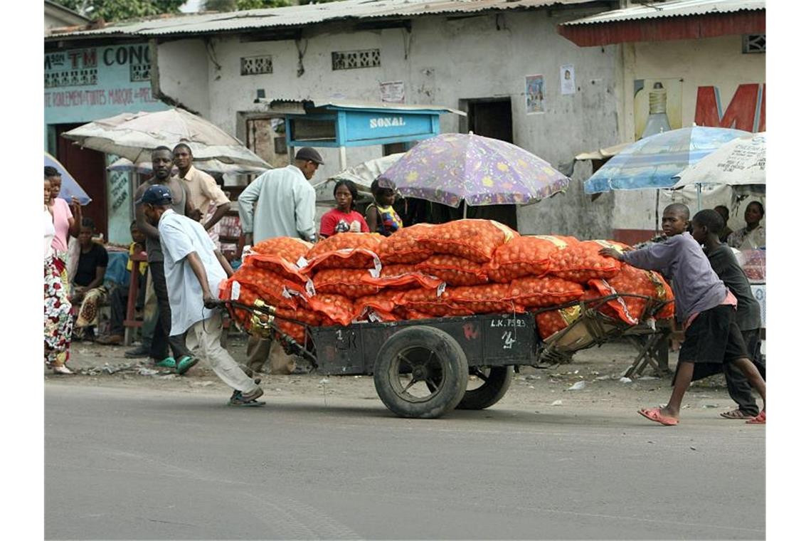 Händler in der kongolesischen Haupststadt Kinshasa. Um den Einfluss in der Welt auszubauen, will die EU in den kommenden sechs Jahren bis zu 300 Milliarden Euro in die Infrastruktur von Schwellen- und Entwicklungsländern investieren. Foto: Maurizio Gambarini/dpa