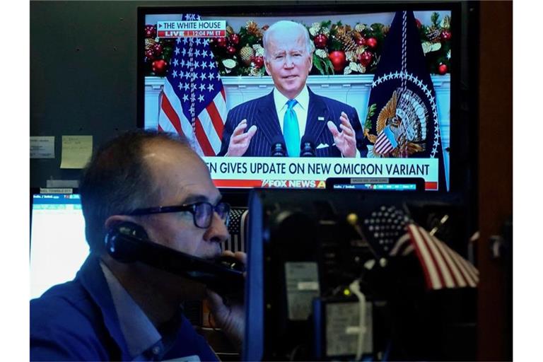 Händler Mark Puetzer arbeitet auf dem Parkett der Wall Stret. Der erste Omikron-Fall in den USA hat den Erholungsversuch der angeschlagenen US-Börsen rasch beendet. Foto: Richard Drew/AP/dpa