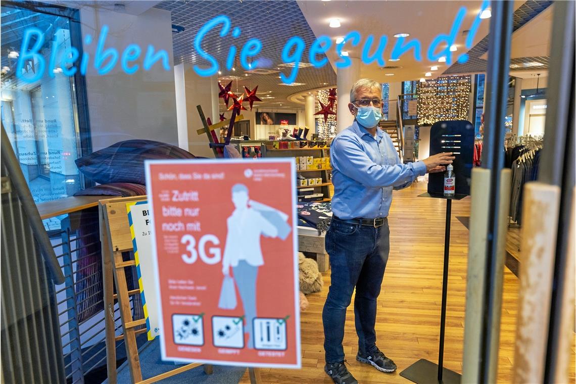 Alarmstufe: Shoppen nur noch mit 3G Händler wie Martin Windmüller müssen nun 3-G-Nachweise ihrer Kunden prüfen und am Eingang auf die Regeln hinweisen. Foto: A. Becher