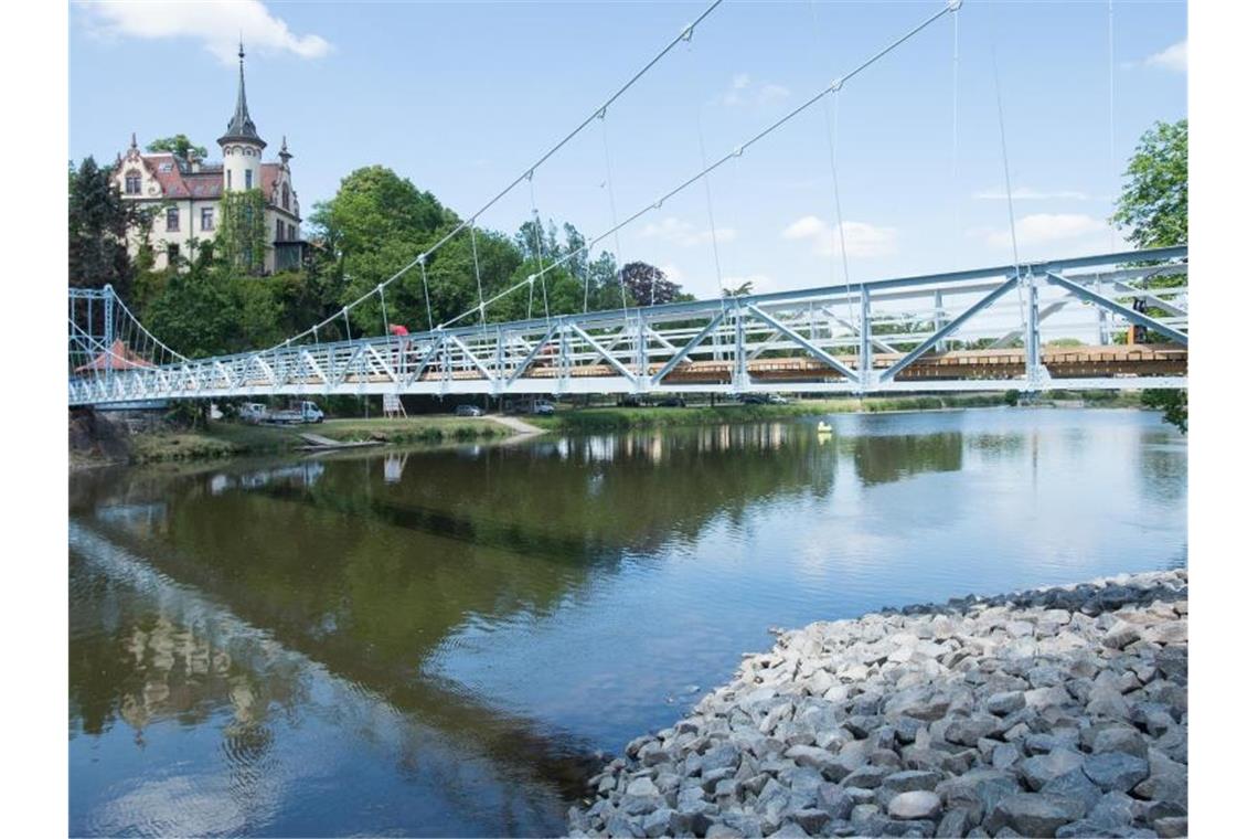 Hängebrücke über der Mulde in Grimma. Ein 24-Jähriger ist nach einem Sprung von dieser Brücke gestorben. Foto: Peter Endig