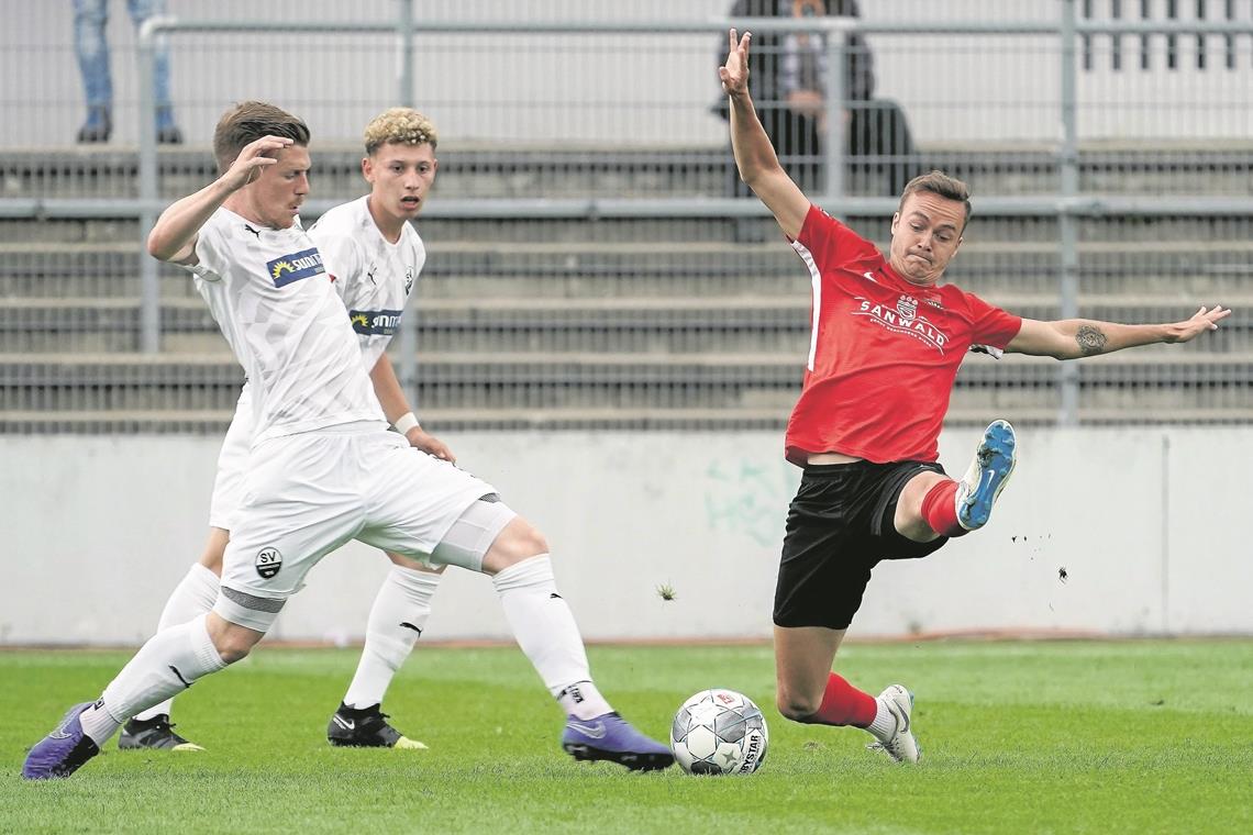 Hängt sich in der Vorbereitung bislang richtig rein und wird in Duisburg zur Startelf gehören: SG-Spieler Sebastian Bösel (rechts). Foto: foto2press