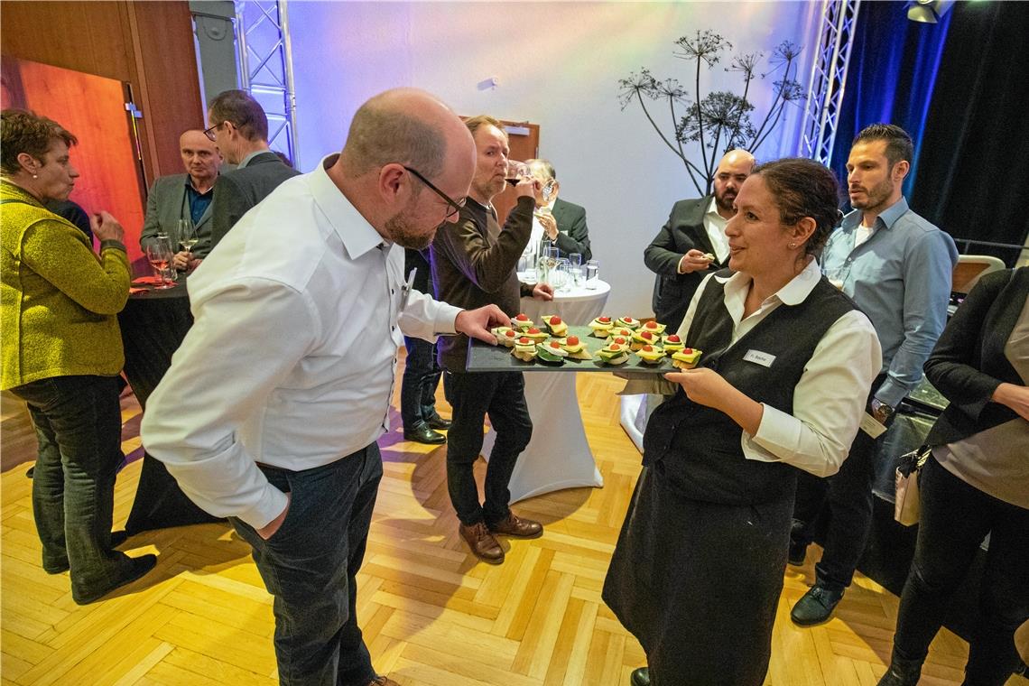 Freudiges Wiedersehen nach langer Pause Häppchen statt Buffet: Um Gedränge zu vermeiden, fällt das Catering diesmal eine Nummer kleiner aus als gewohnt.