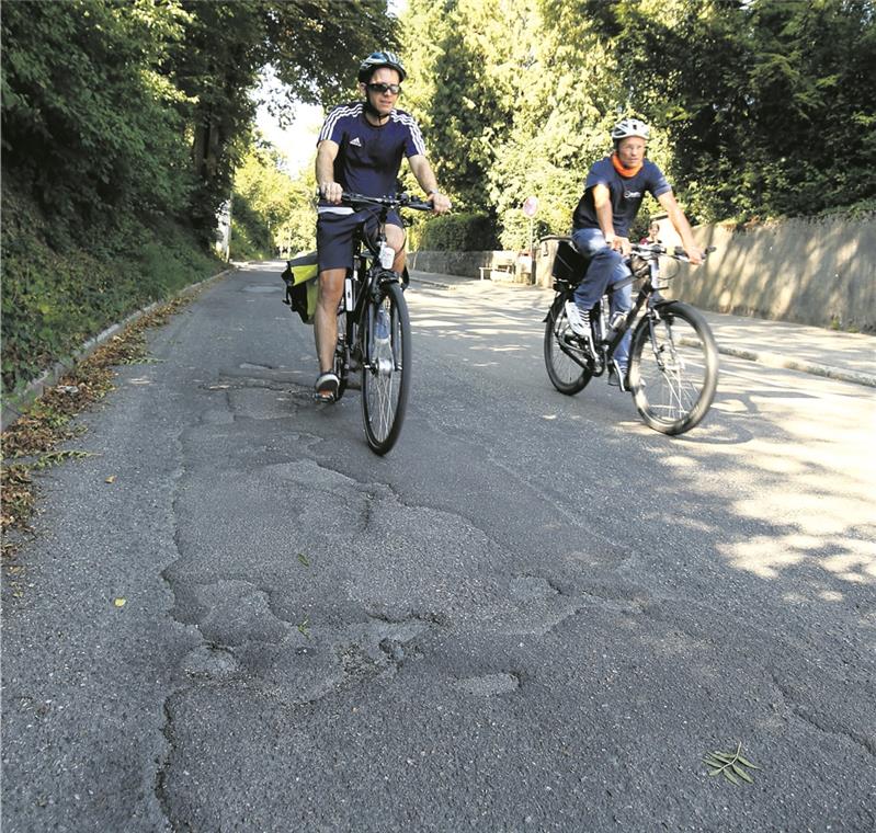 Härtetest für die Federung in der Maubacher Straße: Die Schlaglochpiste ist für Radfahrer eine Gefahr – erst recht, wenn sie von falsch fahrenden Autofahrern an den Rand gedrängt werden.