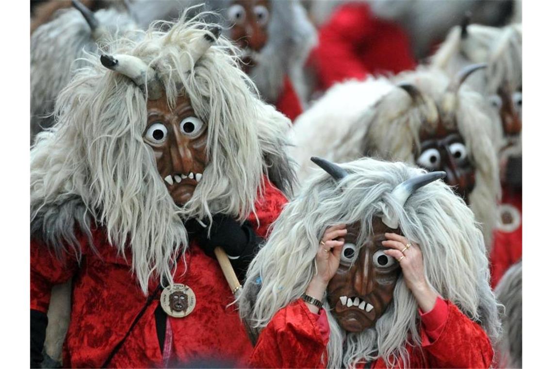 Rund 10 000 Narren bei Fastnachts-Umzug in Bad Cannstatt „Hästräger“ aus der schwäbisch-alemannischen Fasnacht. Foto: Stefan Puchner/dpa/Archivbild