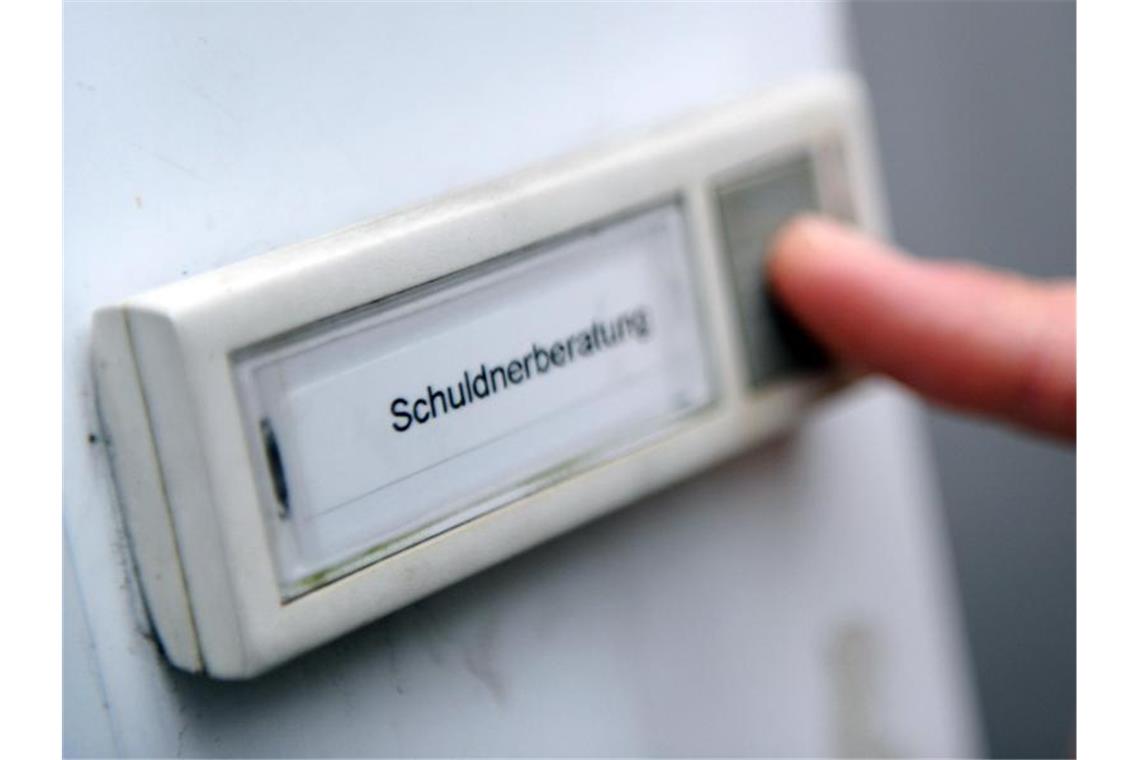 Viele alleinlebende Männer in Schuldnerberatung Häufige Ursache für Überschuldung: Scheidung. Foto: Angelika Warmuth/dpa/Symbolbild