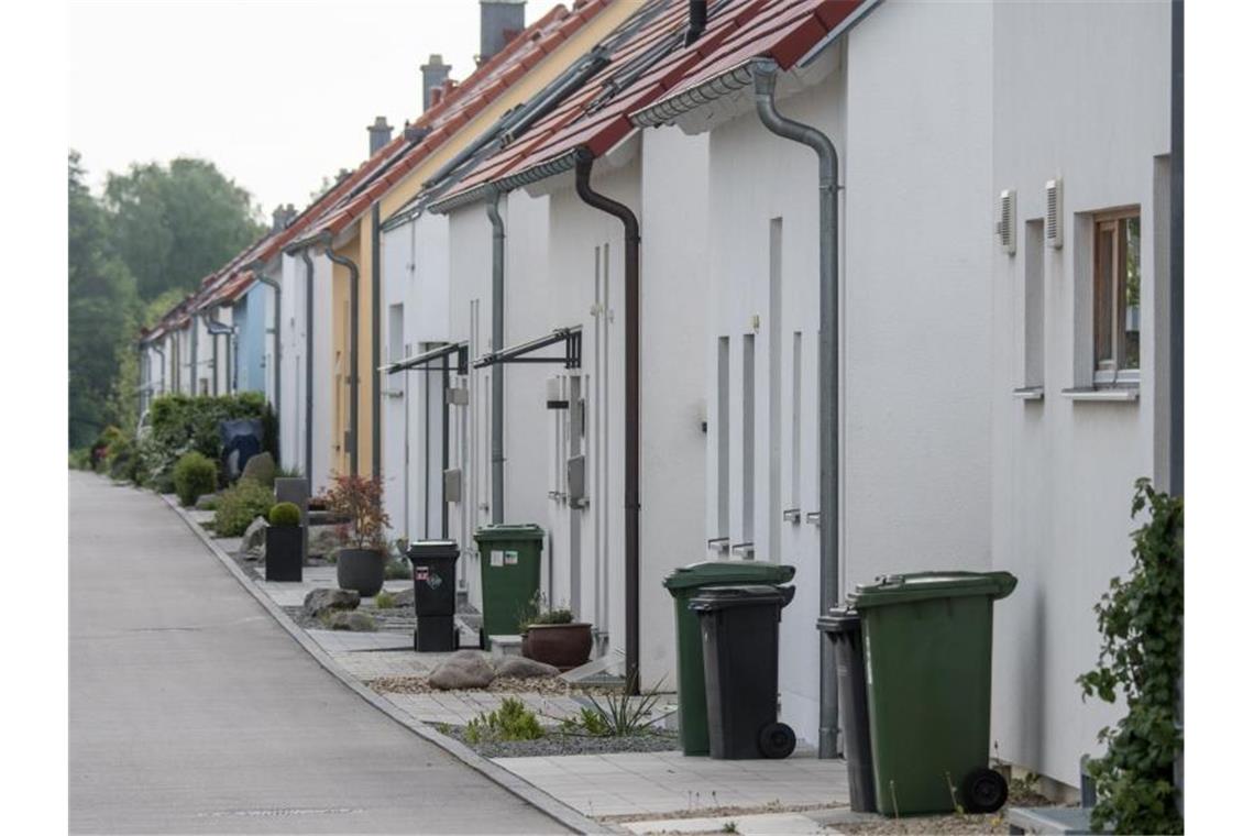 Große Unterschiede bei Wohnnebenkosten in Deutschland Häuser einer Neubausiedlung in Regensburg. Foto: Armin Weigel/dpa
