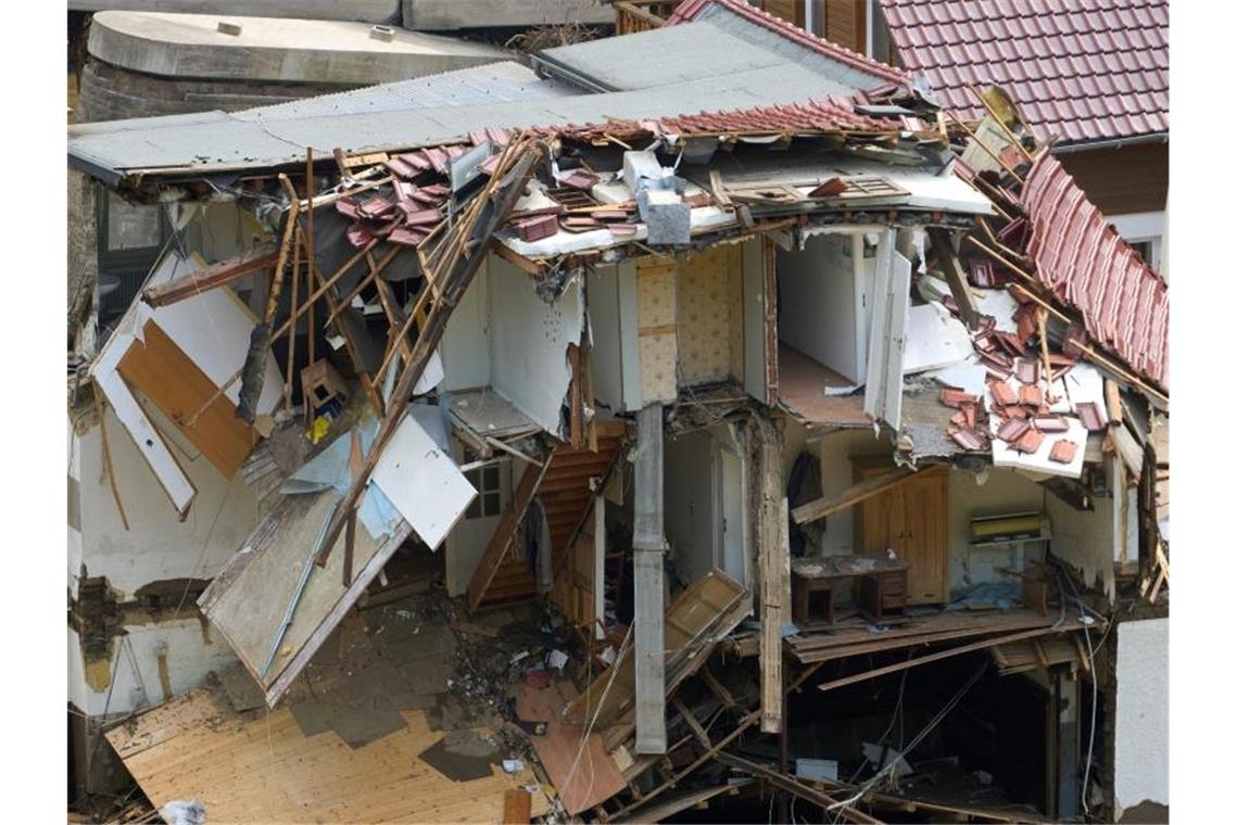 Häuser im Ahrtal im Ortsteil Walporzheim sind zerstört. Bundesfinanzminister Olaf Scholz hat angesichts der Katastrophe Soforthilfen in dreistelliger Millionenhöhe in Aussicht gestellt. Foto: Thomas Frey/dpa