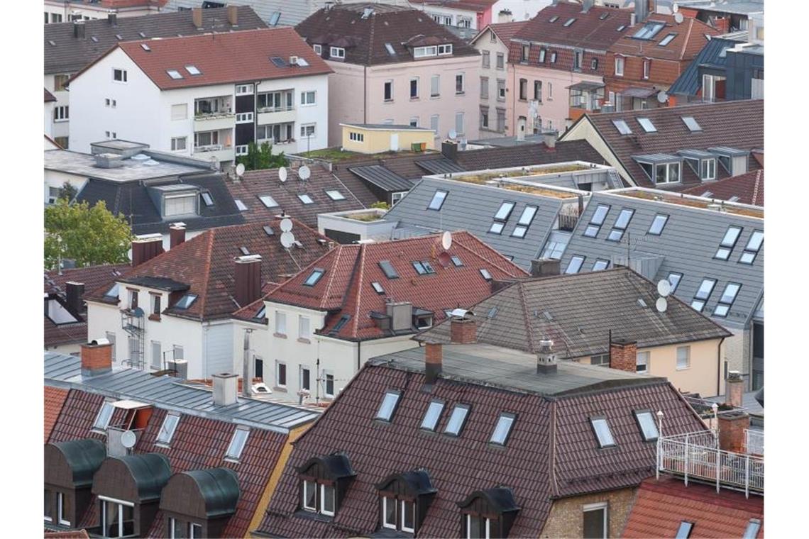 Mieterbund und Wohnungsverband: Mieten gesetzlich bremsen Häuser im Westen der Stadt. Foto: Sebastian Gollnow/Archivbild